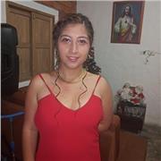 Profesora de artistica y ciencias naturales imparte clases a niños de preescolar a quinto